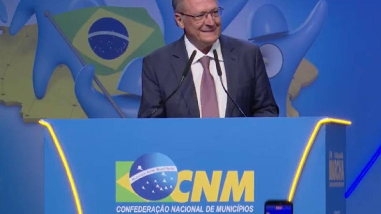 Alckmin foi recebido com vaias em evento de prefeitos em Brasília