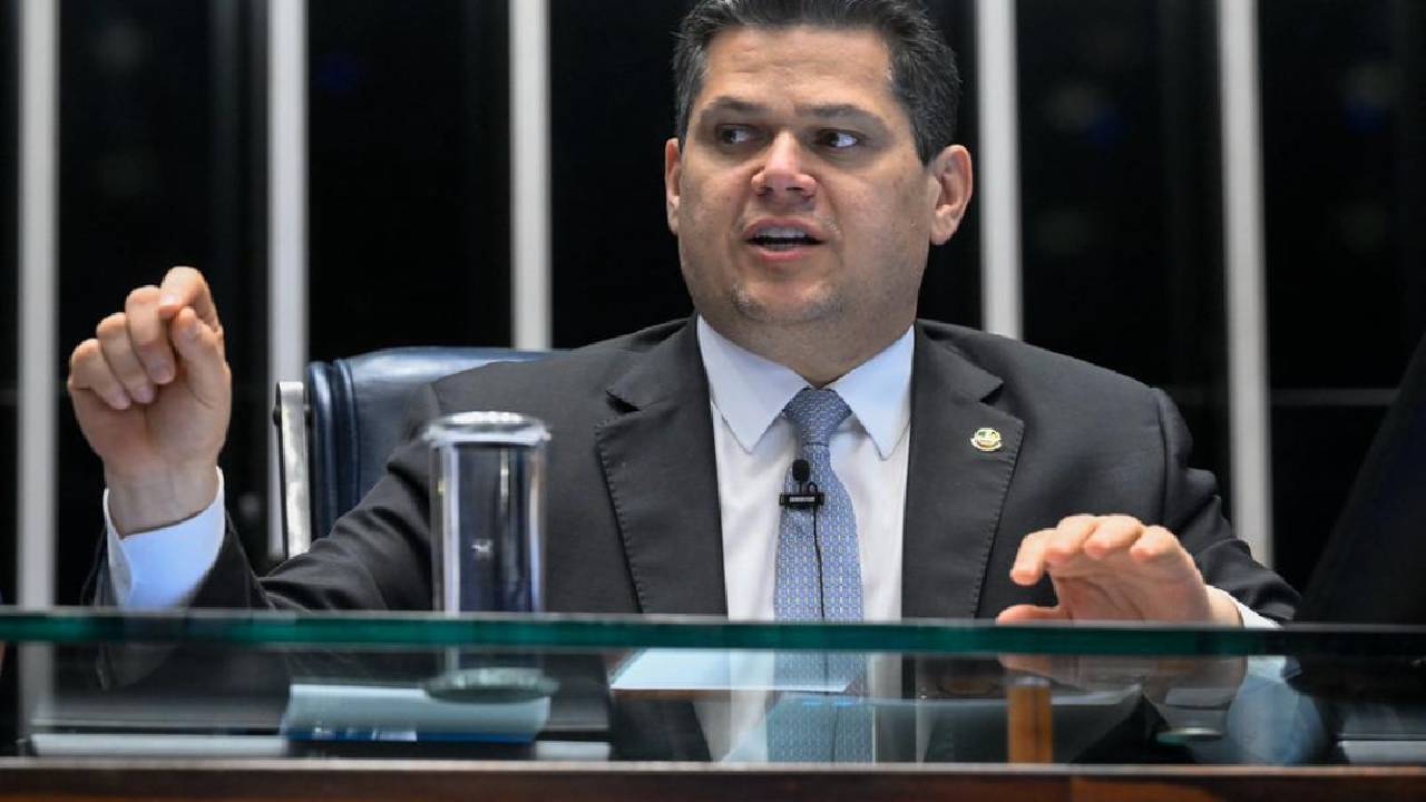 Alcolumbre descarta votação imediata da PEC 6×1 no Senado