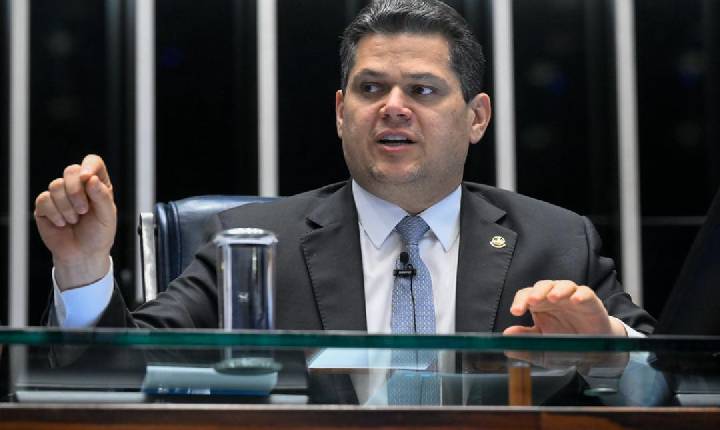 Alcolumbre descarta votação imediata da PEC 6×1 no Senado