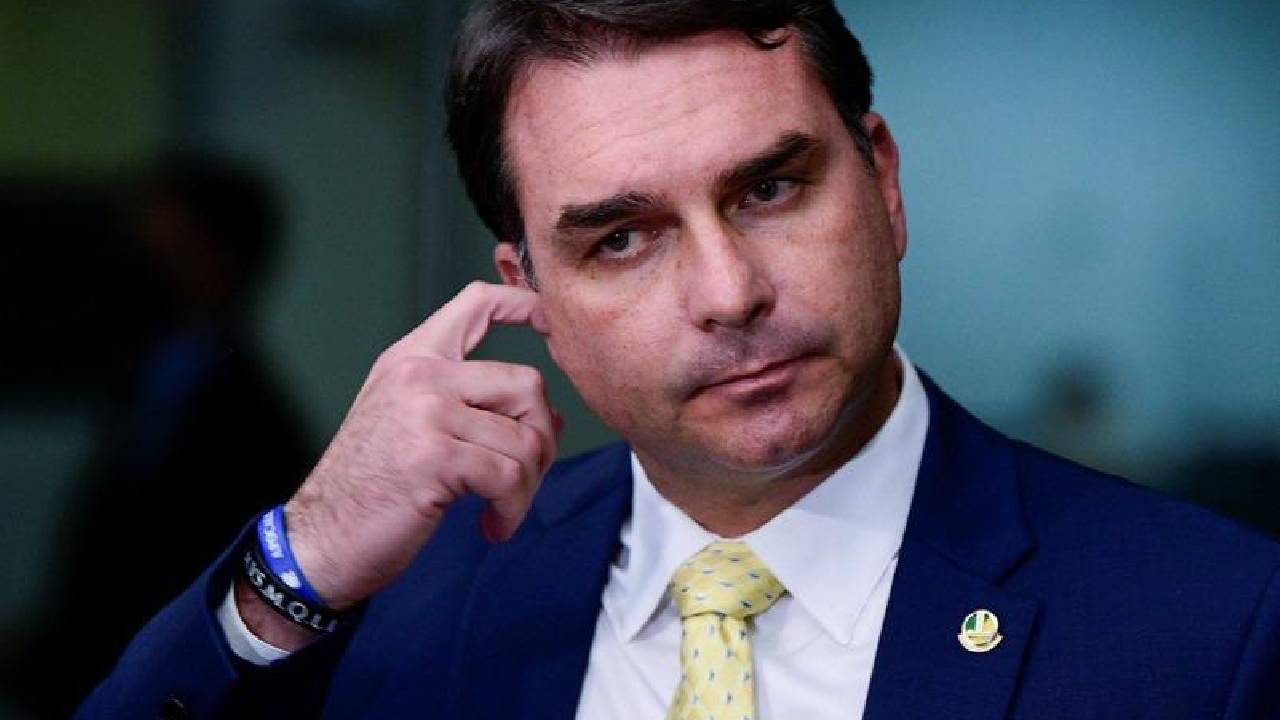 Áudios fazem sangrar candidatura de Flávio Bolsonaro
