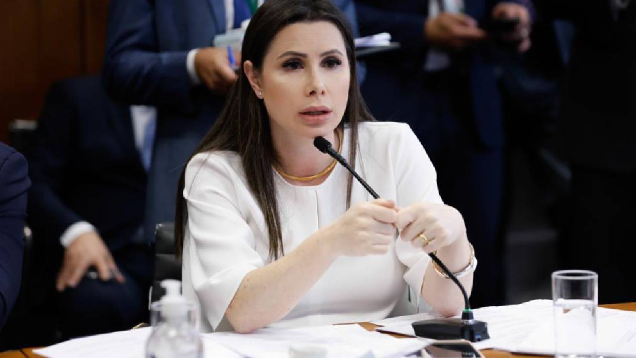 Carol De Toni questiona passeio de Lula na Europa