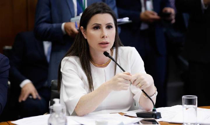 Carol De Toni questiona passeio de Lula na Europa