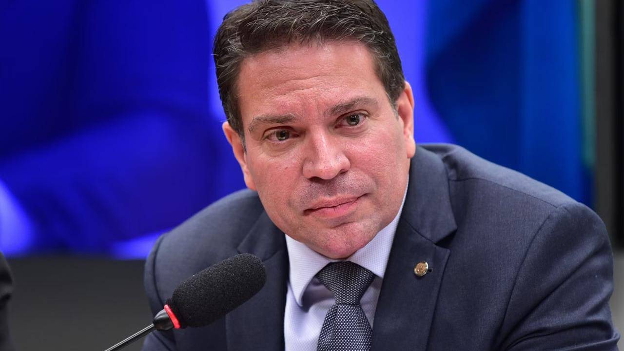 Com situação regular nos EUA, Ramagem é liberado e está em casa com a família