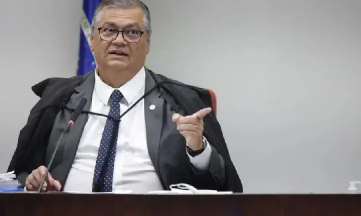 Dino relata que funcionária de empresa aérea quis matá-lo e faz pedido