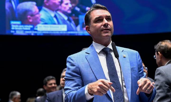 Flávio lança plano de segurança com redução da maioridade penal