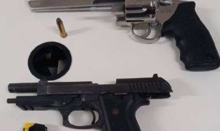 Homem que invadiu casa de ex-esposa é preso em flagrante com armas de uso restrito em Joinville