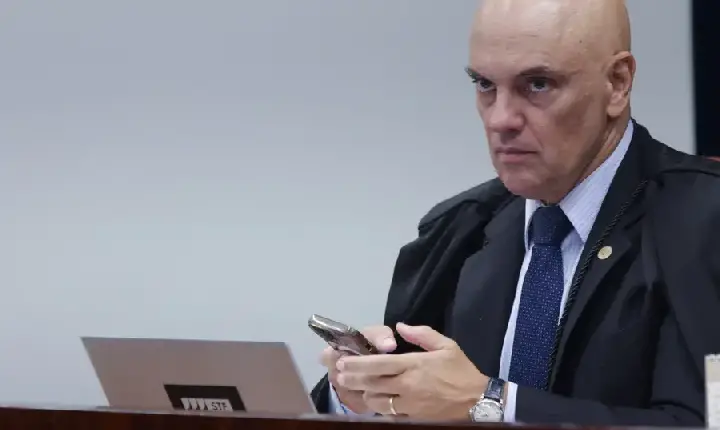 Moraes manda PF apurar se Flávio Bolsonaro cometeu crime contra Lula