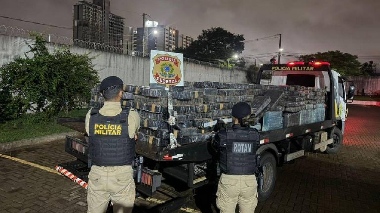 PF e PM/PR apreendem mais de 5 toneladas de drogas e um fuzil no Paraná