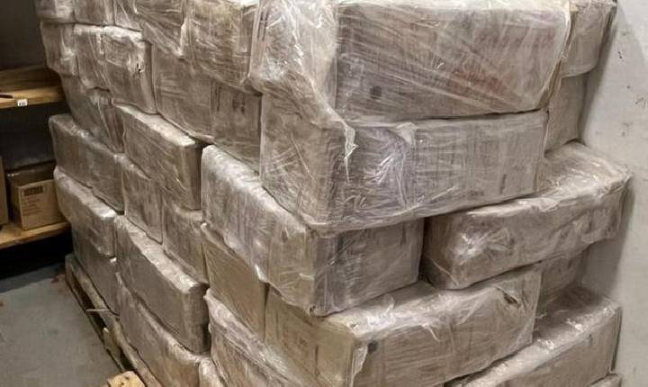 PF prende motorista com 1,6 tonelada de drogas em carreta de cimento no Paraná