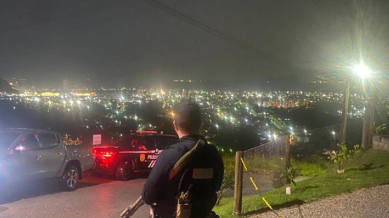 Polícia Civil cumpre oito mandados de busca contra o tráfico de drogas na Grande Florianópolis e Tubarão