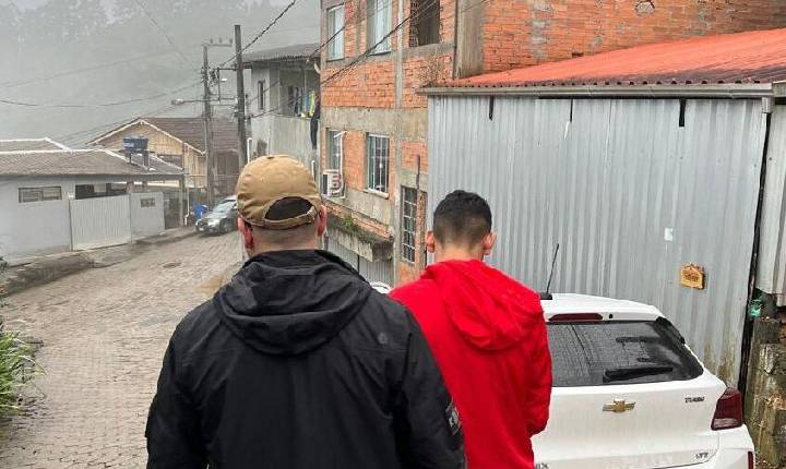 Polícia Civil prende adulto e apreende três adolescentes por homicídio em 