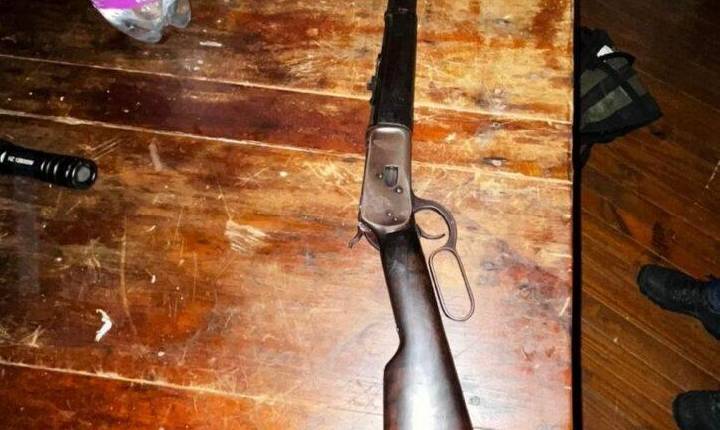 Polícia Civil prende dois homens e apreende arma de fogo em operação em Águas de Chapecó