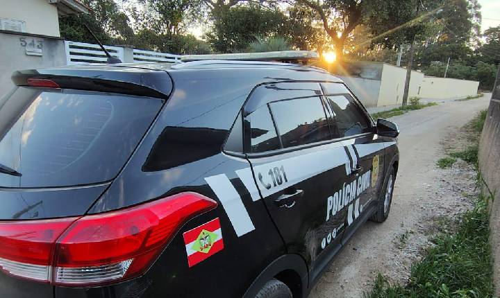 Polícia Civil realiza perseguição e cumpre mandado de prisão em Laguna