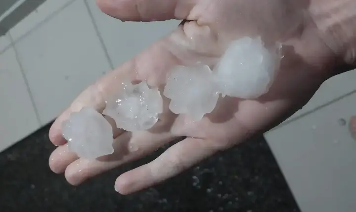 Temporal com granizo atinge Jaraguá do Sul e causa transtornos