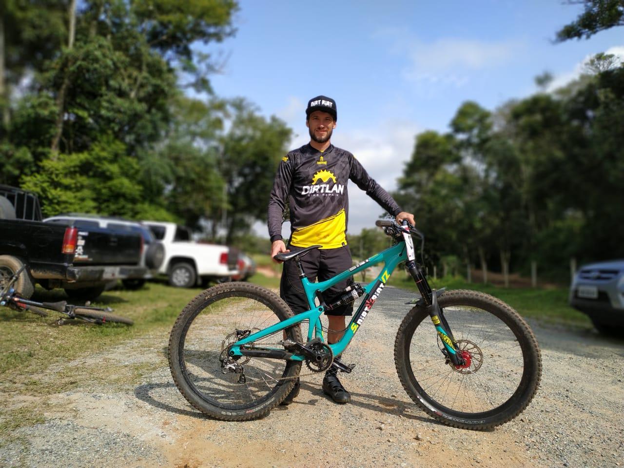 Ciclista busca vaga na final da Copa América de Downhill