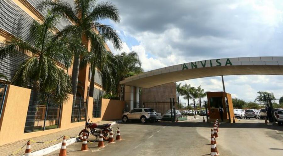 Covid mata 3,1 mil ao dia, mas Anvisa só analisará uso de remédio daqui a 1 mês