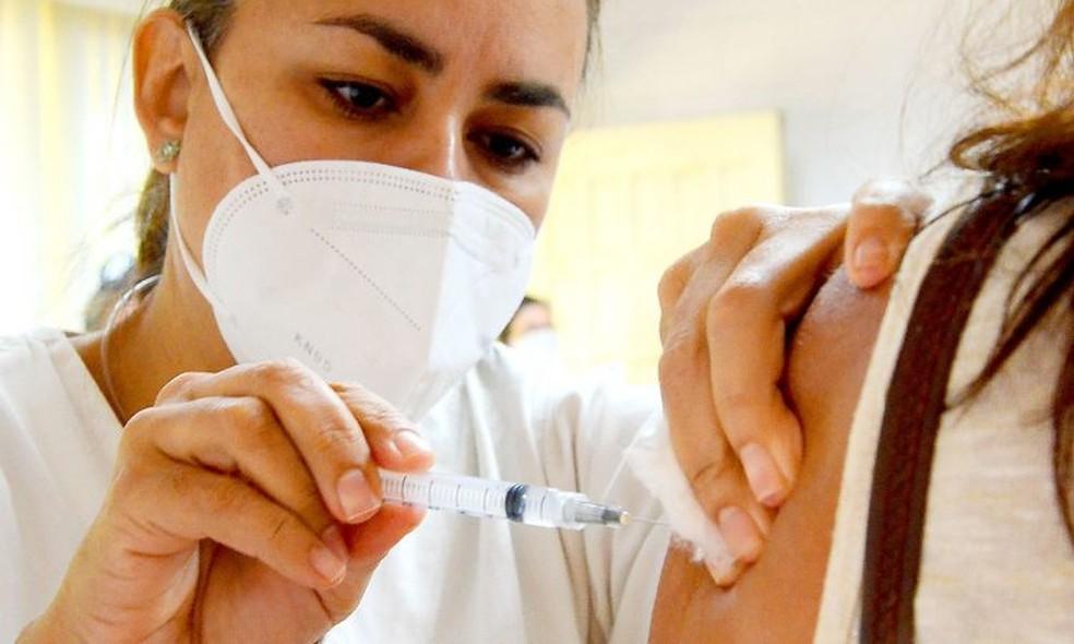 Pessoas de 47 anos ou mais devem se vacinar nesta segunda-feira (28) em Schroeder