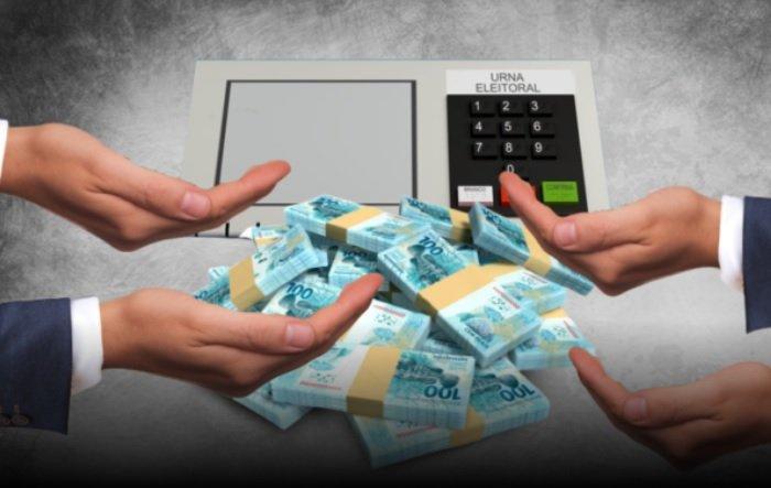 DEPUTADOS E SENADORES COSPEM NA CARA DO POVO BRASILEIRO E APROVAM FUNDÃO DE R$5,7 BILHÕES