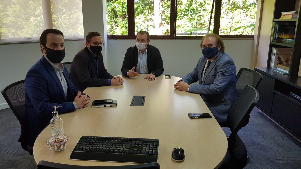 O TABULEIRO DA POLÍTICA, OS CONVITES AO GOVERNADOR MOISÉS E O AVANÇO DOS EVANGÉLICOS