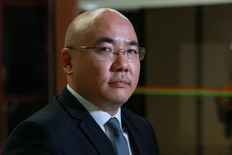 A SAÍDA INESPERADA DO DELEGADO AKIRA SATO VOLTOU A COLOCAR O GOVERNADOR CARLOS MOISÉS EM SAIA JUSTA