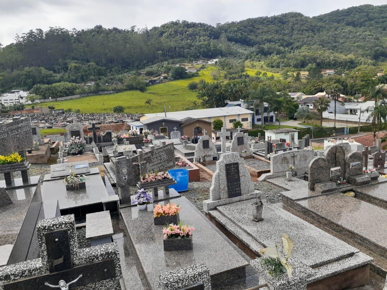 Prefeitura de Corupá prepara cemitérios para o Dia de Finados