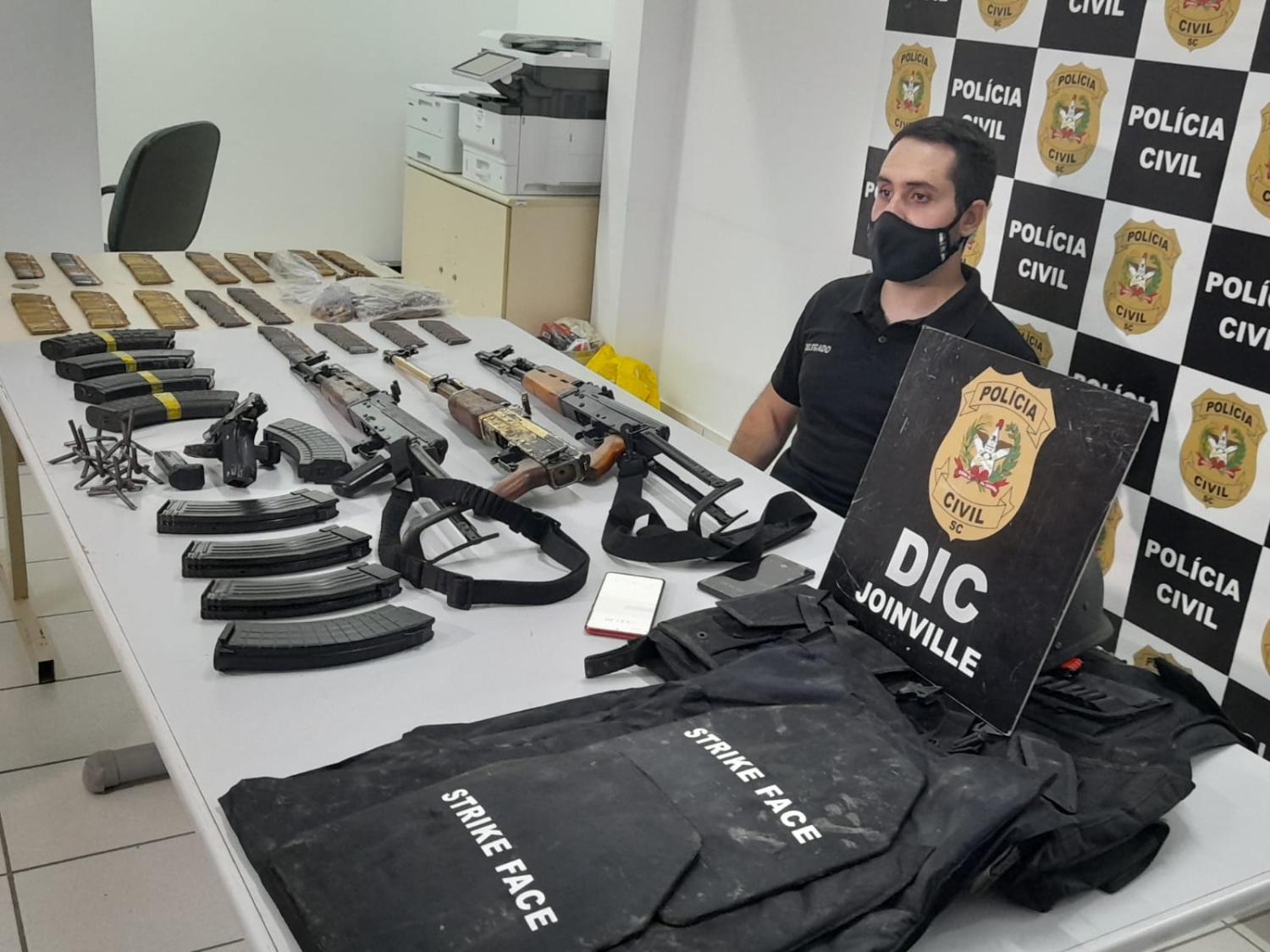 Polícia Civil apreende dinamites, fuzis e carros blindados em Joinville