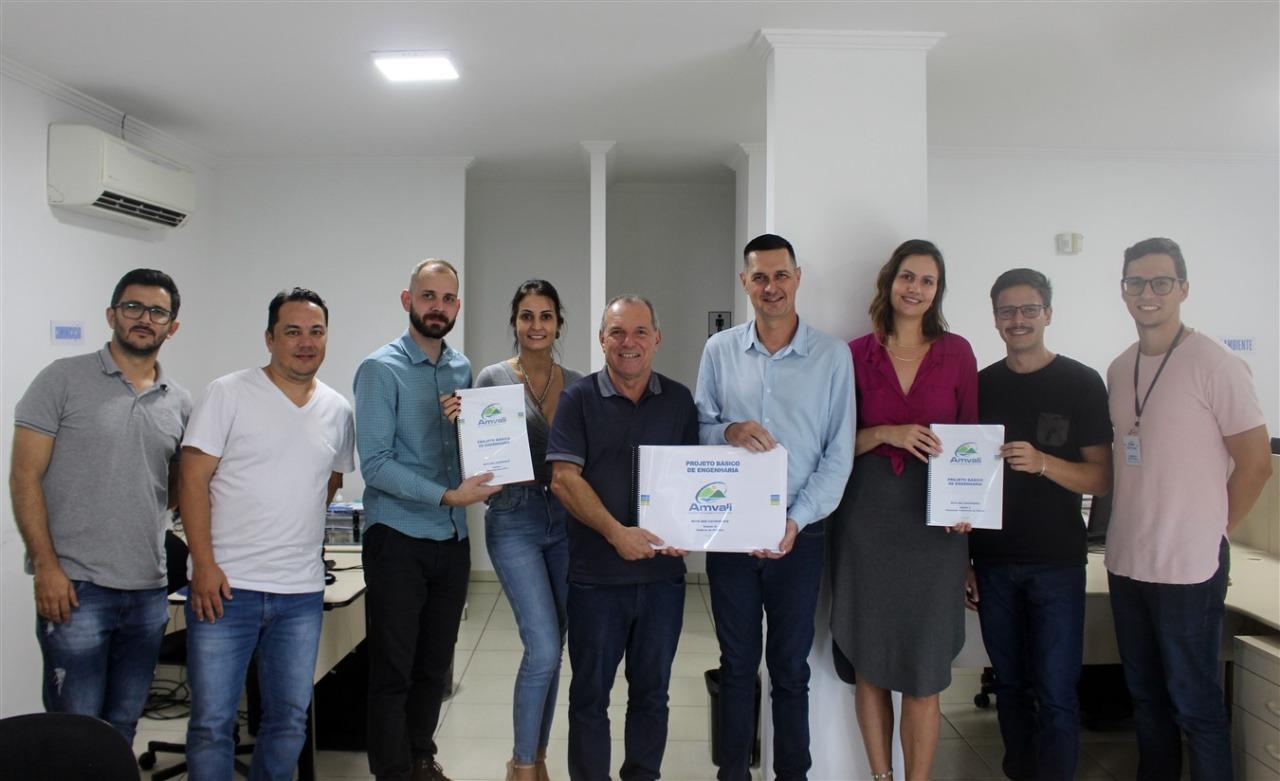 Prefeito Tamanini recebe da Amvali, projeto de pavimentação da Rota das Cachoeiras