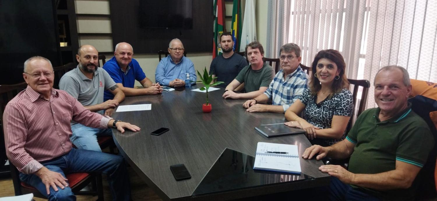 Duas empresas recebem o titulo de propriedade de terrenos em Corupá
