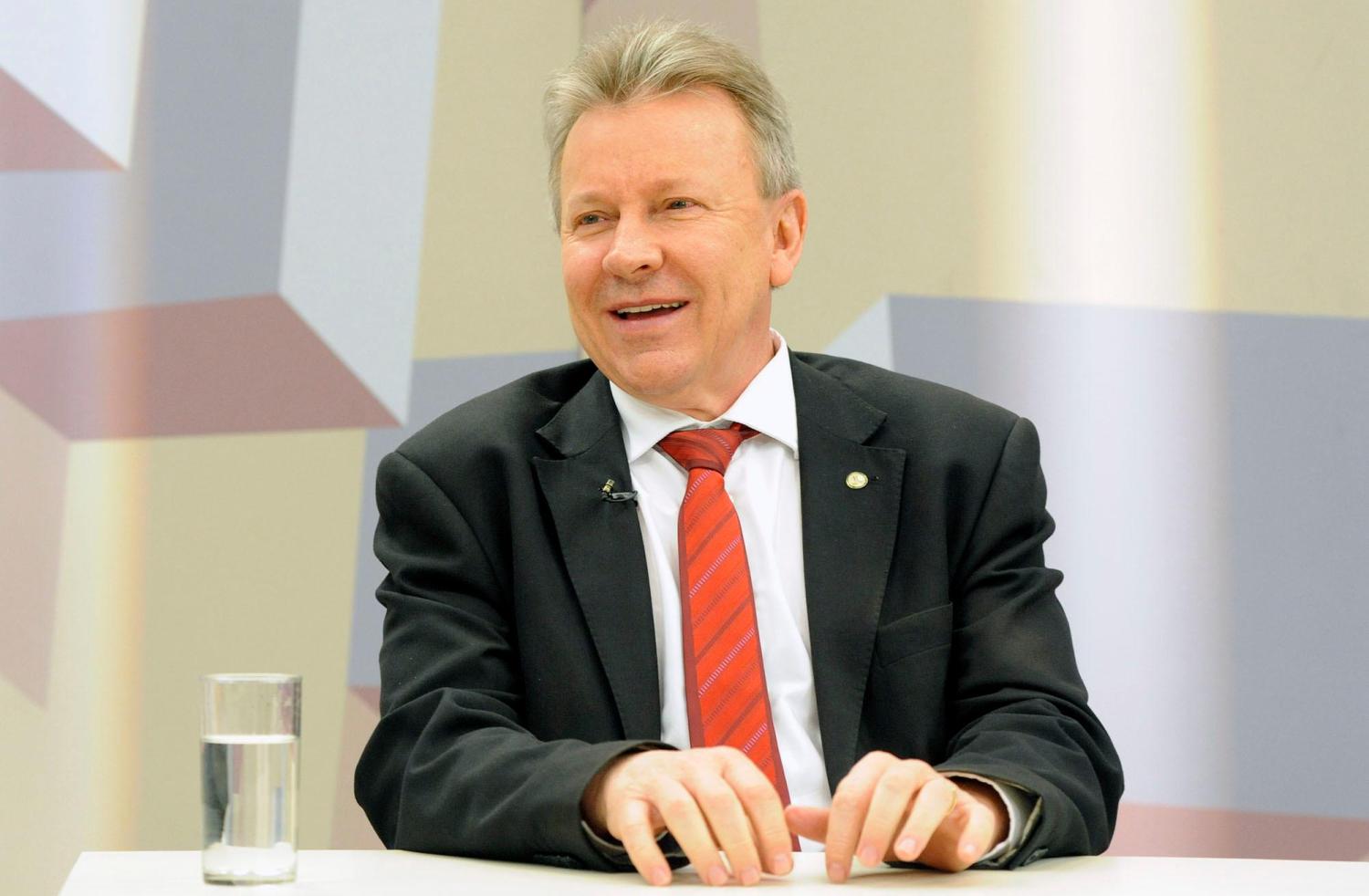 O BARULHO DE MOISÉS POSANDO PARA FOTOS PARA INGLÊS VER E AS TRAMAS DE BASTIDORES DENTRO DO MDB