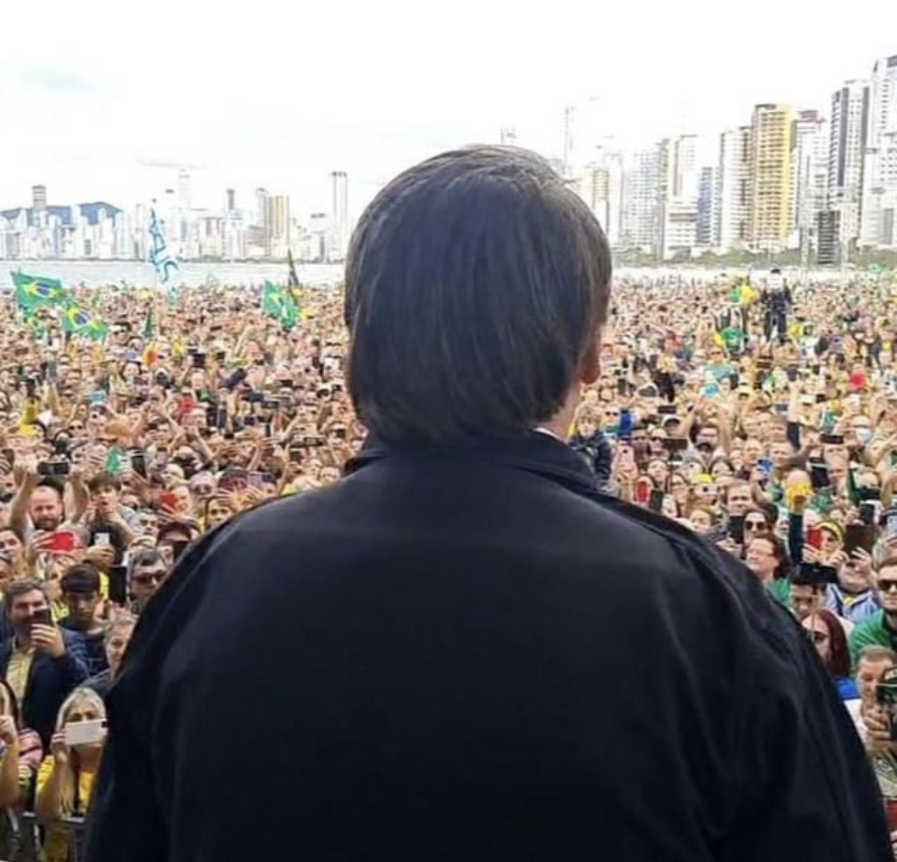 LITERALMENTE: UM MAR DE PESSOAS ESTIVERAM COM BOLSONARO EM BALNEÁRIO CAMBORIÚ