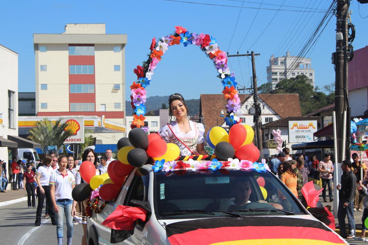 Abrem nesta segunda-feira (18) as inscrições para o desfile de aniversário de Guaramirim