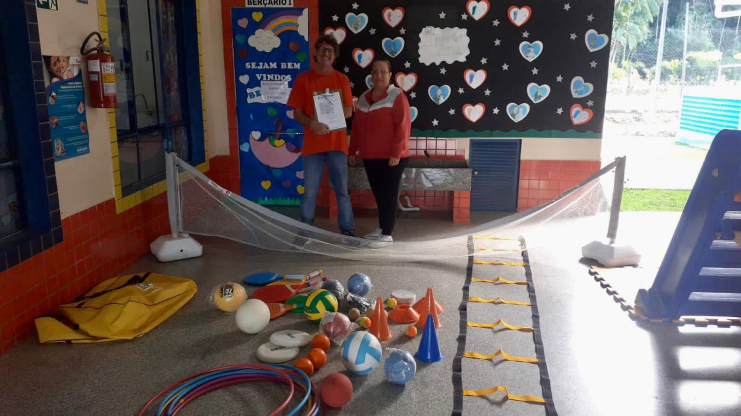 Prefeitura de Corupá distribui kits esportivos e literários