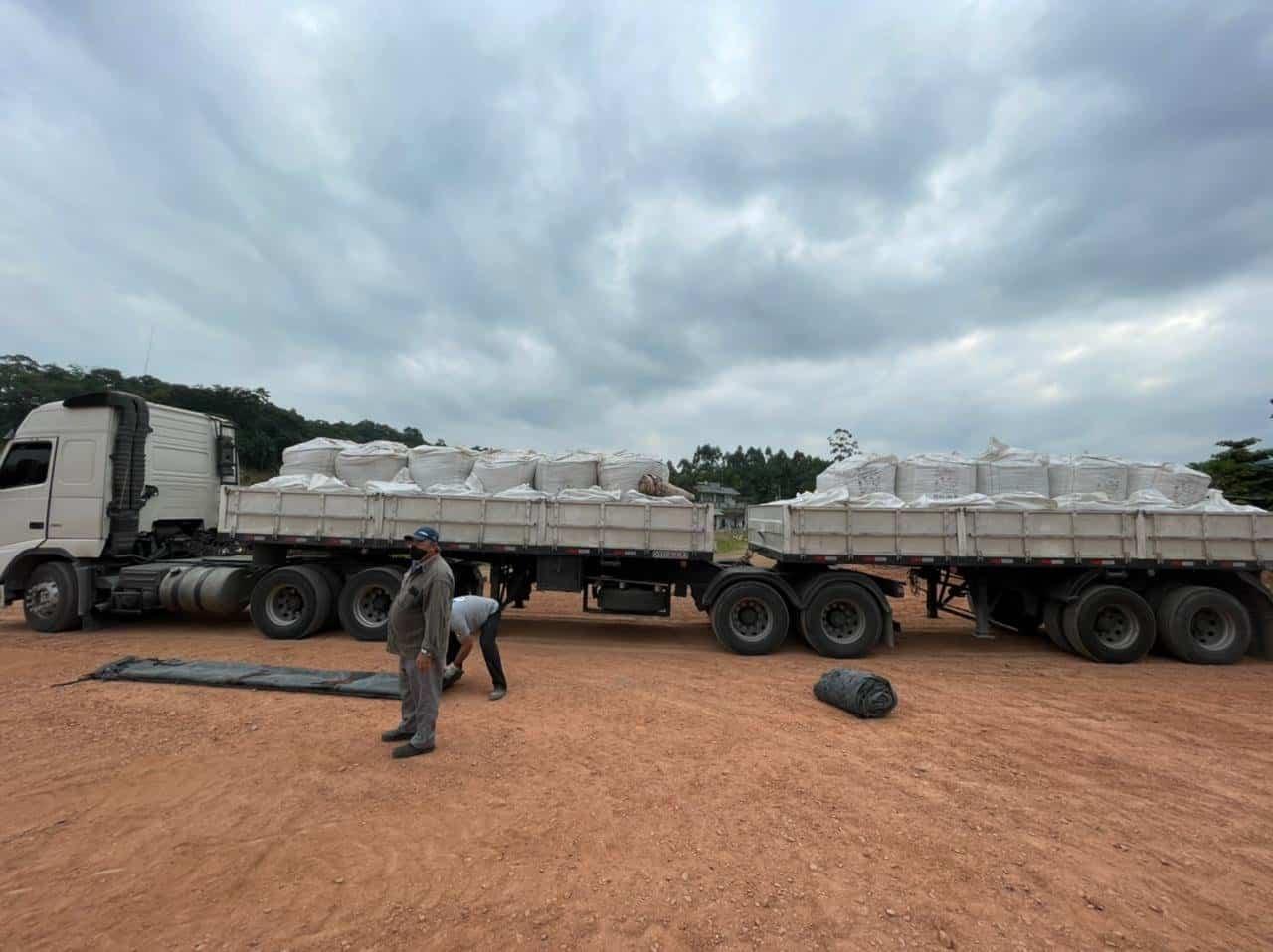Prefeitura de Corupá entrega 1.100 toneladas de calcário para produtores