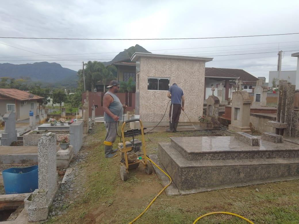 Prefeitura de Corupá realiza melhorias nos cemitérios para o dia de finados