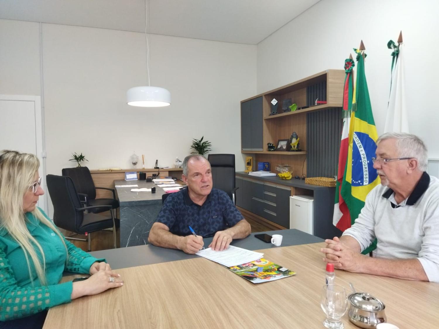 Prefeito de Corupá recebe visita da Associação dos Bombeiros Voluntários