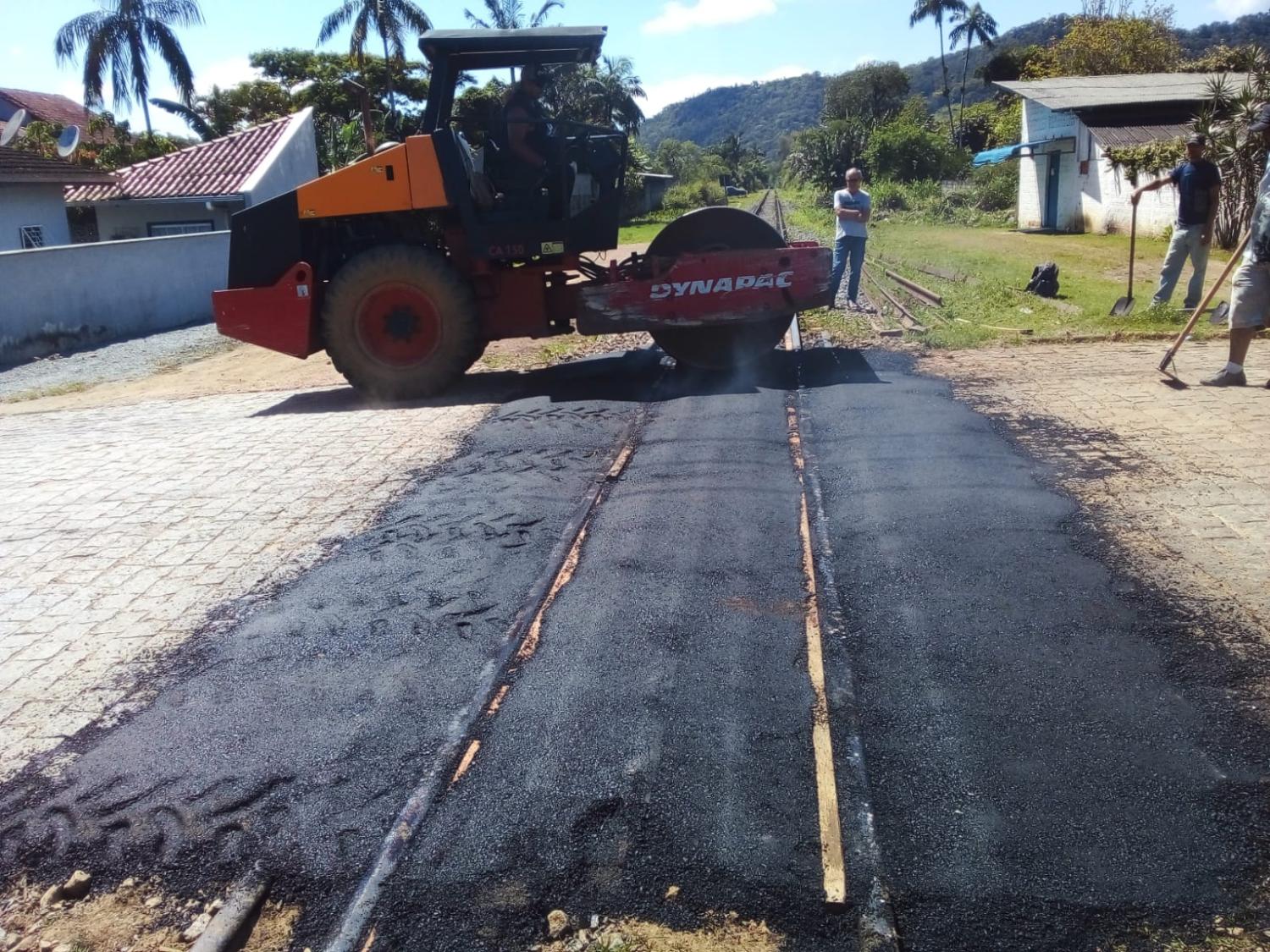 Prefeitura de Corupá recupera passagens de nível no município