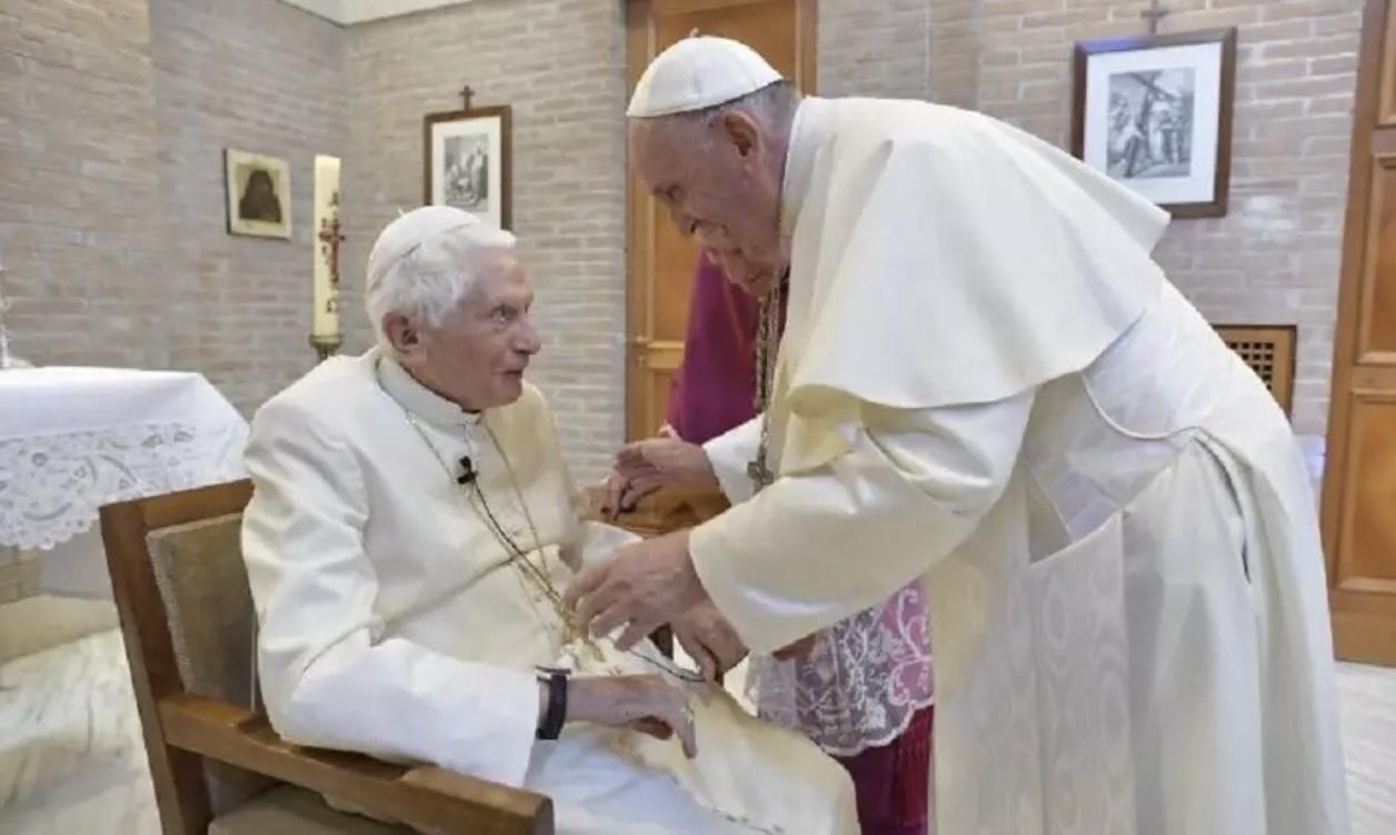 Papa Francisco afirma que Bento XVI está ‘muito doente’ e pede orações