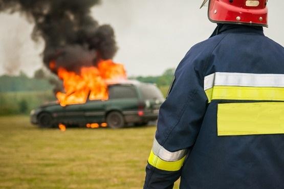 Pena e prisão para motorista que bateu e incendiou carro de propósito