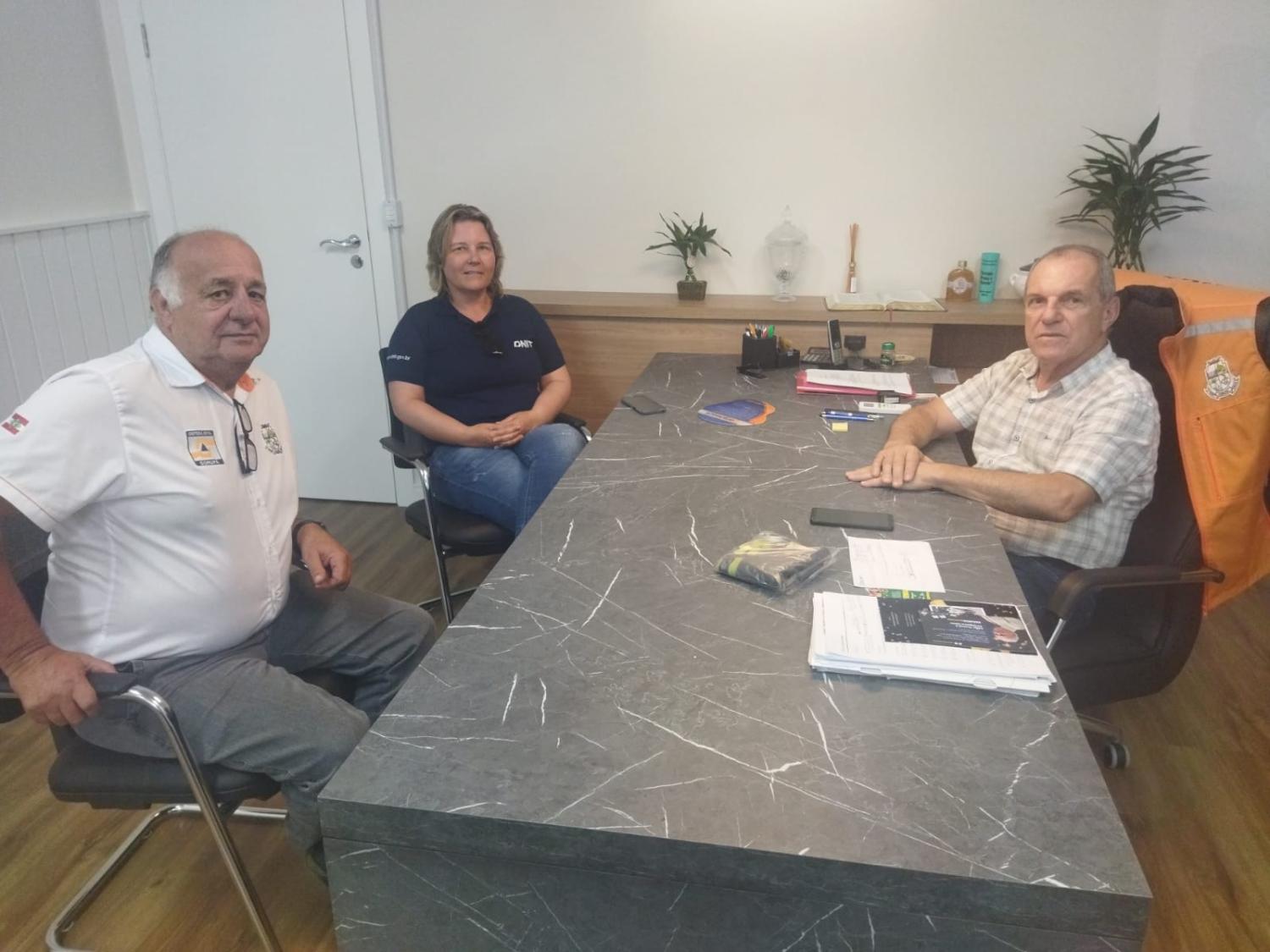 Prefeito de Corupá se reúne com engenheira do DNIT