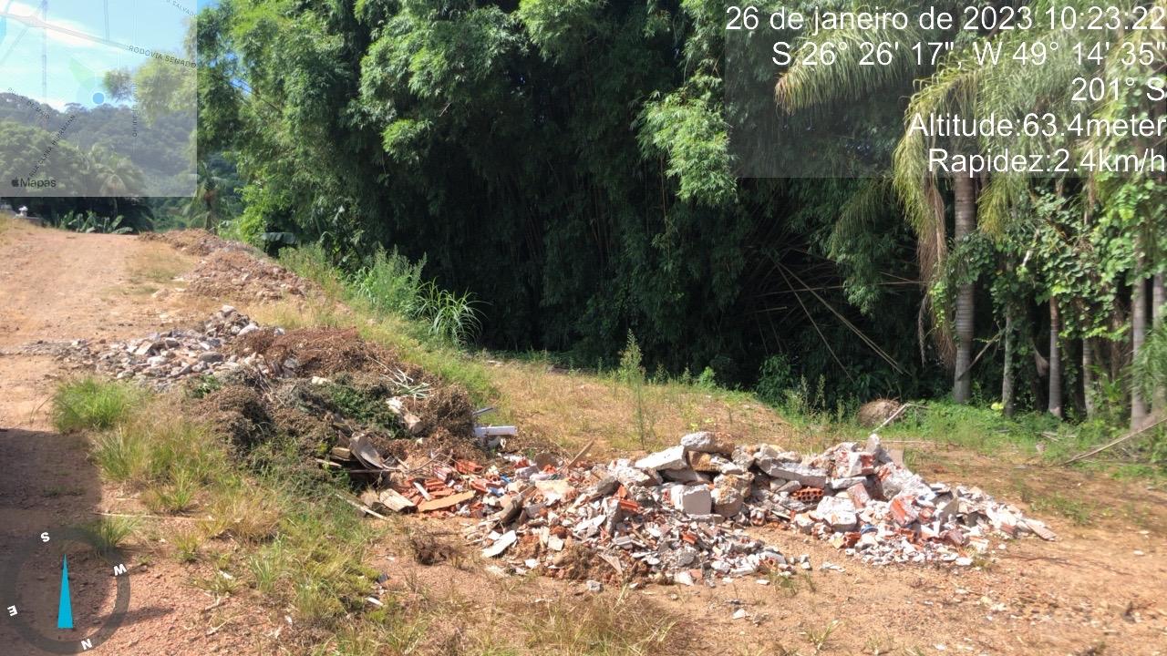 Descarte irregular de resíduos de material de construção em Corupá