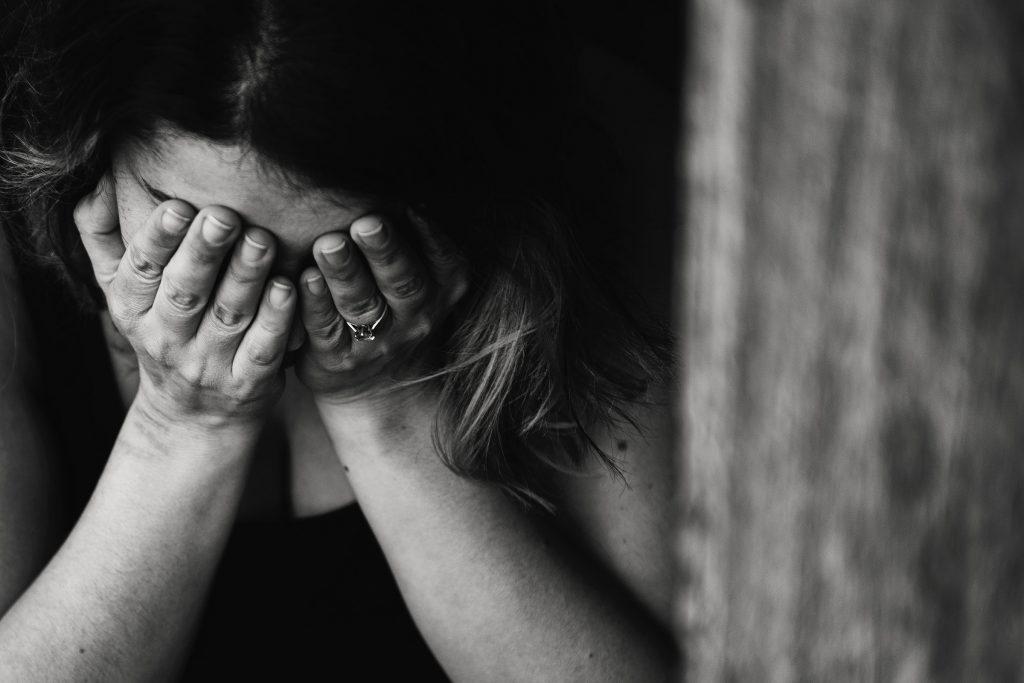 Mãe e namorado são condenados por estupro de vulnerável que cometeram contra as filhas dela