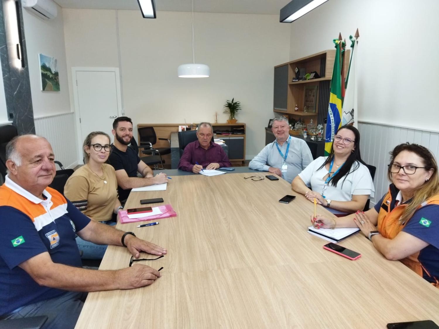 Prefeitura de Corupá entrega relação de atingidos pelas chuvas para CEF para saque do FGTS