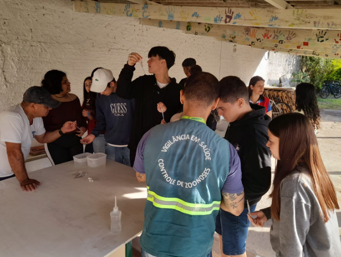 Agentes de endemias desenvolvem projeto sobre Aedes aegypti em escola