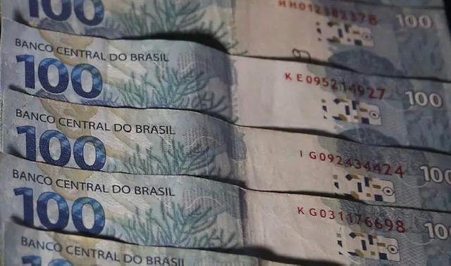 Brasileiros tiraram R$350 bi do País em um mês