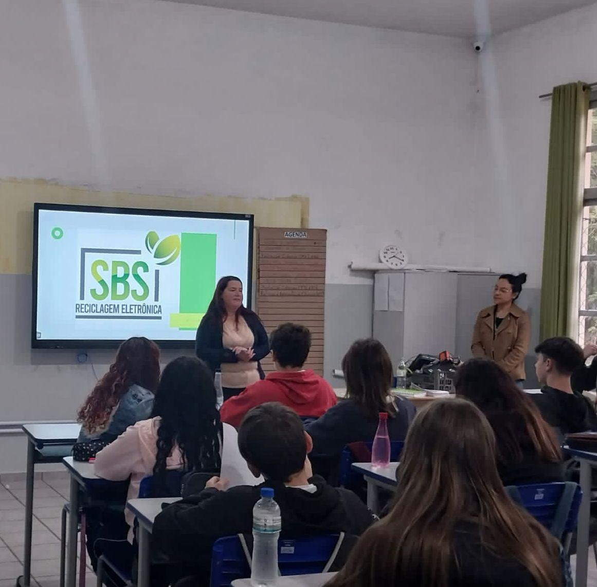 Palestras para alunos de Corupá abordam a importância da reciclagem de aparelhos eletrônicos