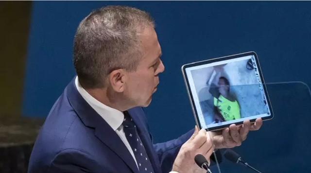 Israel mostra na ONU terrorista do Hamas decapitando judeu a golpes de enxada