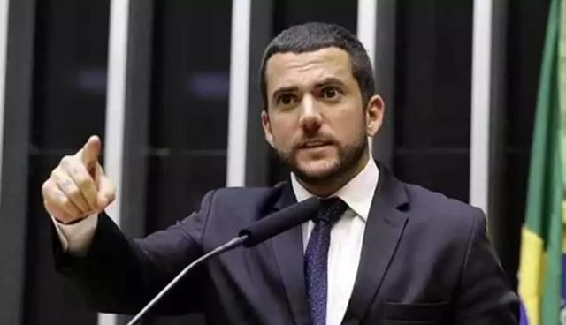 Líder prevê saída de 10% dos deputados do PL