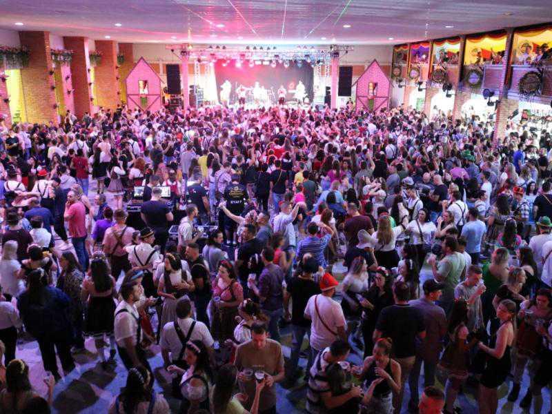 Schützenfest: Gratuidade com traje típico