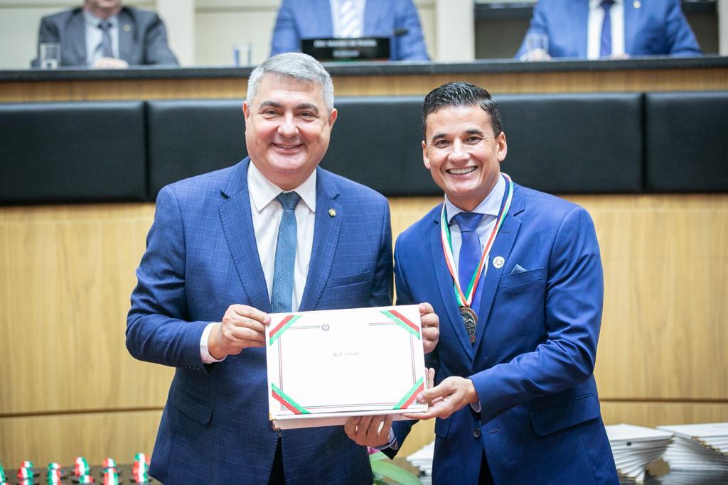 Empresário de Jaraguá do Sul recebe homenagem por sua contribuição a SC