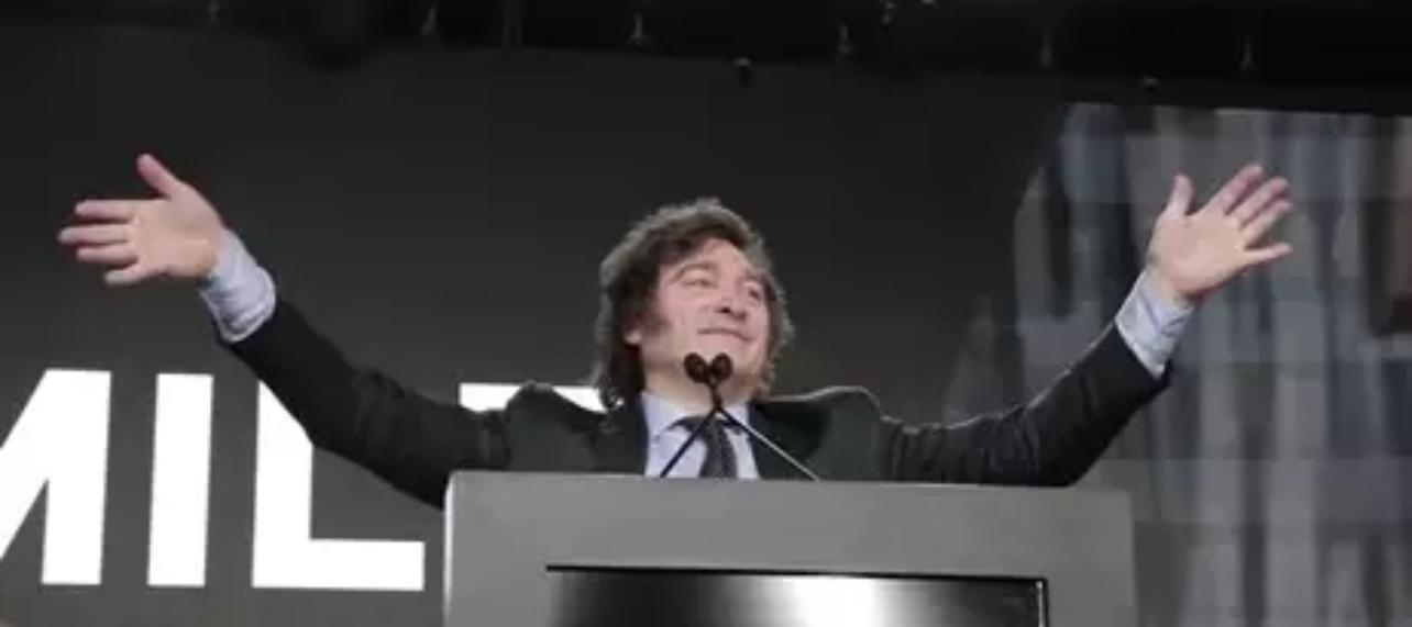 Milei, o favorito, acusa Lula de interferir na eleição